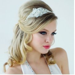 CalmWeddings's tweet photo. Our Elite Mabel headband is the perfect addition to your big day! Luxury and peals all rolled into one piece <3 https://t.co/JBTGZT3lCm