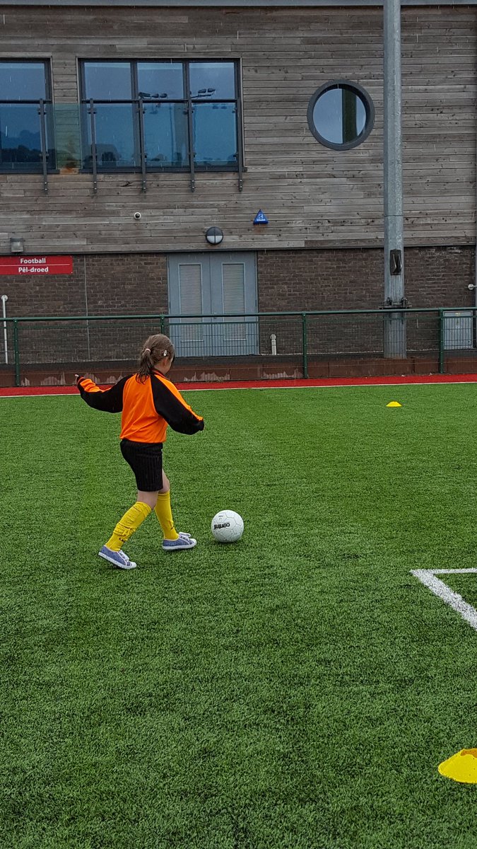 MissDaviesc744's tweet image. Dribbling and shooting in action. #goodcontrol @fcwpa @sport_leisure