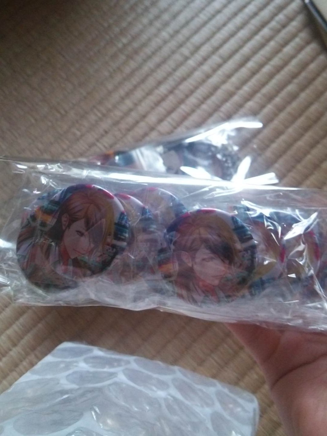 Shiki ﾟ 梱包被害とか今まで なかったんですけど あまりにも悲しすぎてちょっと アクキーと缶バッジ一緒に入ってるし 大きなプチプチ一重で巻かれてやってきた はるちゃんです 私の２ヶ月返して