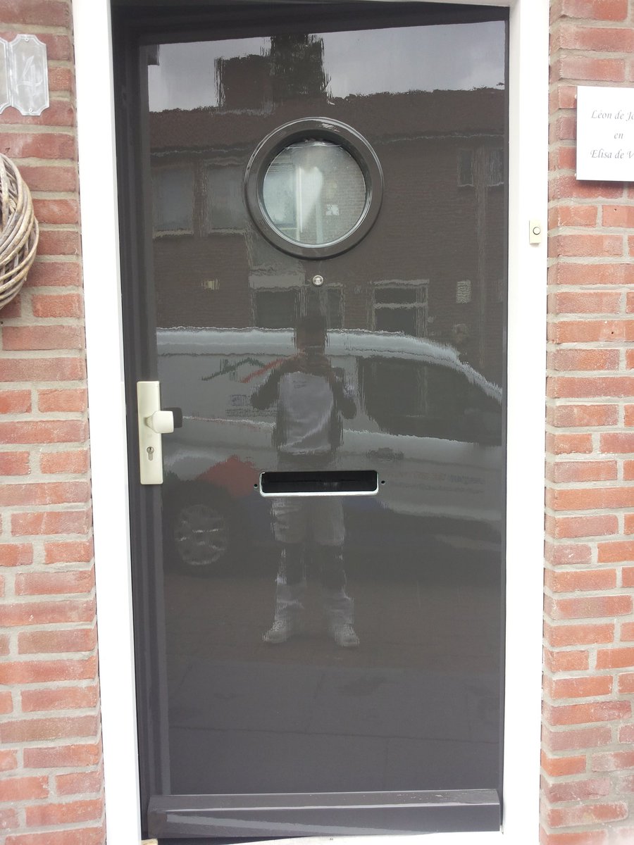 Voordeur weer strak in de lak gezet met de S2U Allurre Gloss.
Info@versluisvakschilders.nl