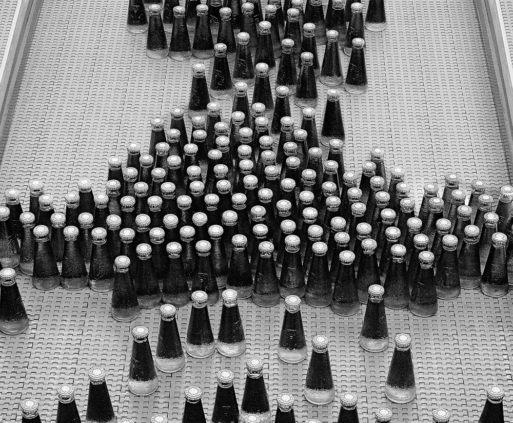 NiccoloBiddau's tweet photo. CAMPARI. Stabilimento di produzione, bottigliette Camparisoda sul nastro trasportatore.
Photo Niccolò Biddau, 2012 https://t.co/JehmhsnoRe