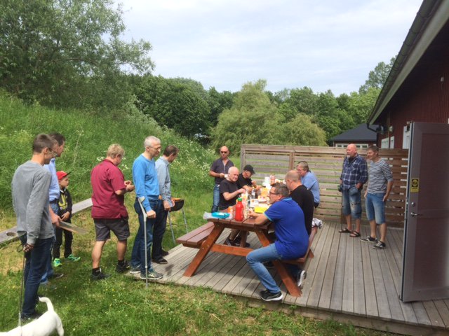 Ullvigymnasiet's tweet photo. Längans lärare firar in sommaren med en gemensam grillunch vid Energihuset :-)
#Ullvi https://t.co/MupU9NfDhM