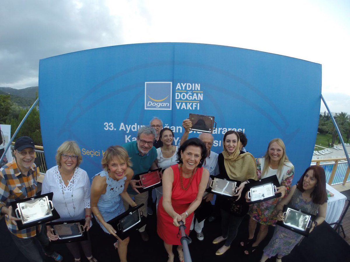 33. Aydın Doğan Uluslararası Karikatür Yarışması jüri üyeleri ödüllerini aldıktan sonra...