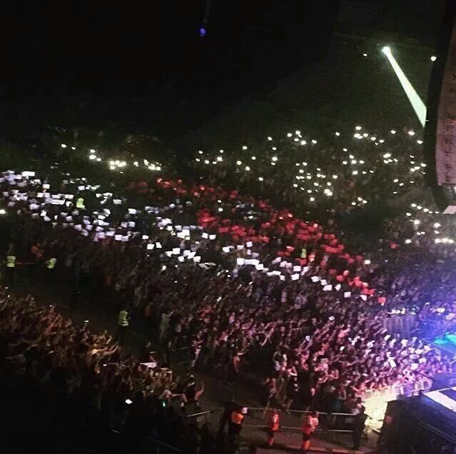 5SOSUpdateESP's tweet photo. Remember #SafetyPinSLFL @5SOS https://t.co/R26kBpr405