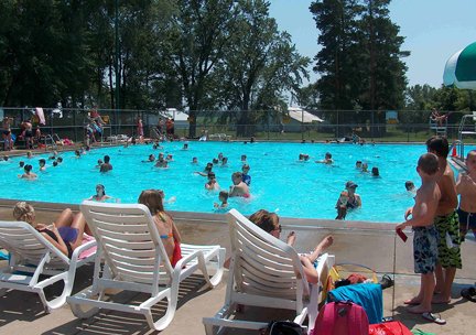 farmingtonmn's tweet photo. Farmington Outdoor Pool opens today at Noon. Bring in summer with a splash, open daily https://t.co/4tMzybhE42 https://t.co/hYDSLMpnmu