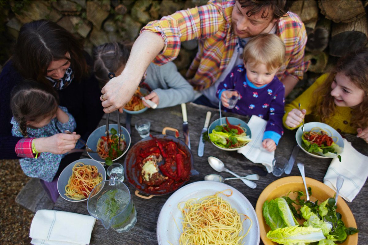 Джейми обед. Джейми Оливер в детстве. Джейми Оливер семья. Family food Абовян. Джейми Оливер с семьей фото.