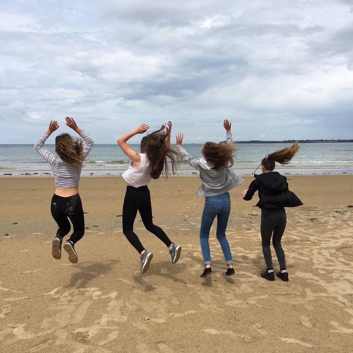 CN_ChateauBTrip's tweet photo. @CastleNewnham Sun is coming out 😊😊 #beach https://t.co/RJPkqtqlZG