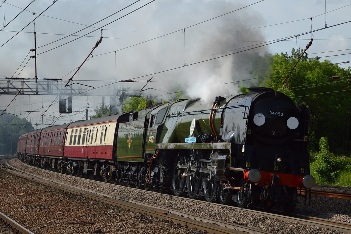 イギリスではSLの前照灯は標識灯も兼ねていました。白塗りランプか日中