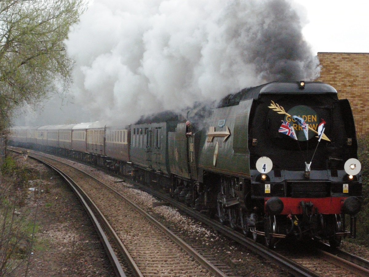 イギリスではSLの前照灯は標識灯も兼ねていました。白塗りランプか日中