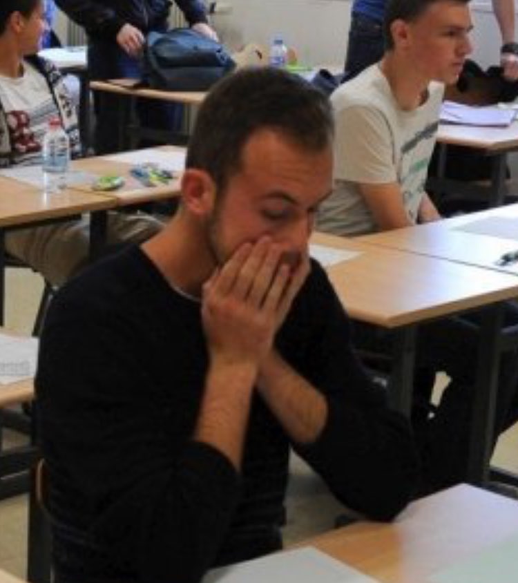 alexisgddc's tweet photo. PTDRRRRR j'suis littéralement mort, regardez la détresse du mec au premier rang. #BacPhilo https://t.co/hbm6vAN3uA
