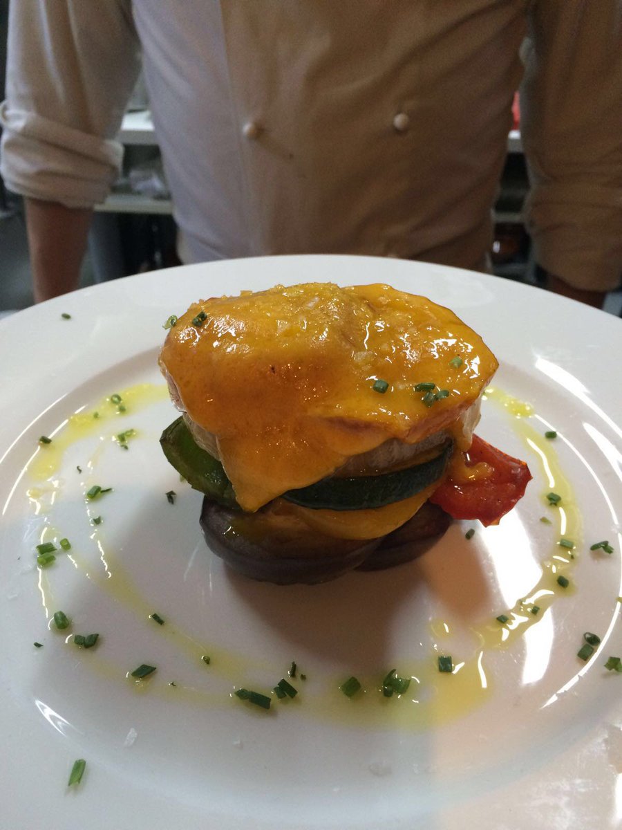 Ven a #larayua y probar nuestro plato delicioso de milhojas de verduras, una mezcla perfecta con verduras y queso!