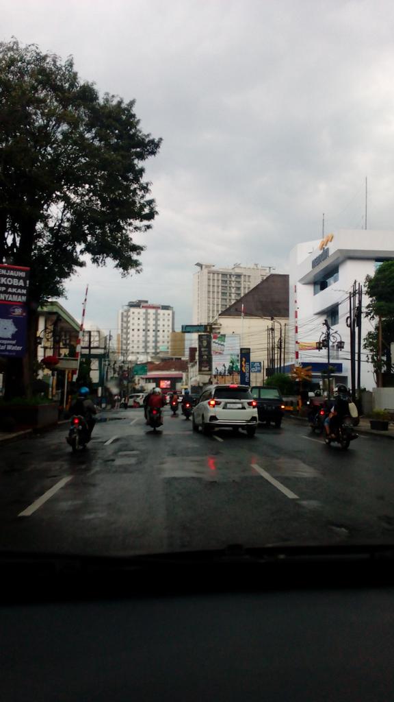 AripbudiArip's tweet photo. #lalinBDG jalan braga meujeuhna rame #cuaca sama mejeuhna caang min @PRFMnews @se_bdg https://t.co/GBemUNA0dE