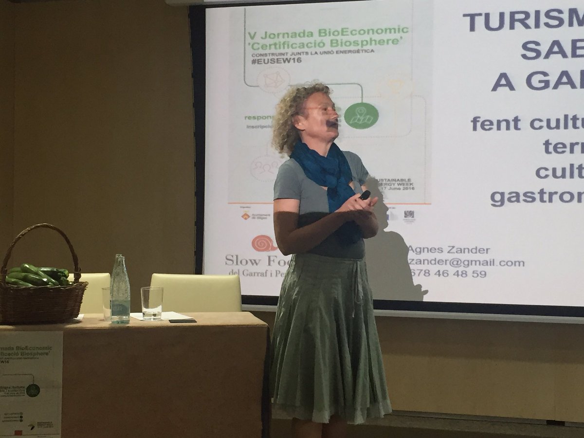 hopetarragona's tweet photo. Agnes Zander promoviendo el  #slowfood y defendiendo la cultura de la Tierra @SenciesSitges @BioEconomic #Sitges https://t.co/G79B7cd9o9