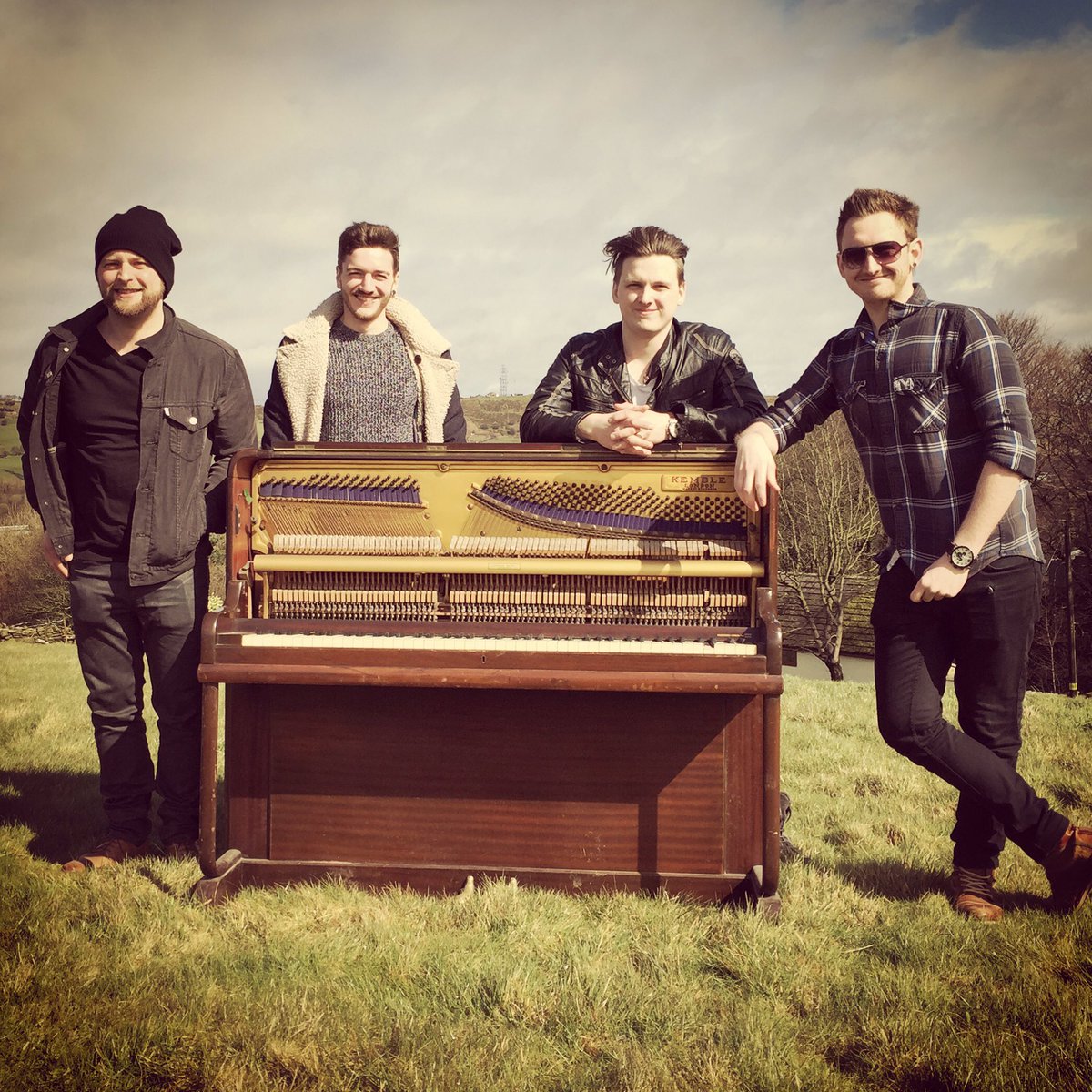 LiamLinley's tweet photo. The time we dragged a piano into a field to film a music video...only to be rained off 10 mins later #weather #music https://t.co/Ke0EBlmCYa