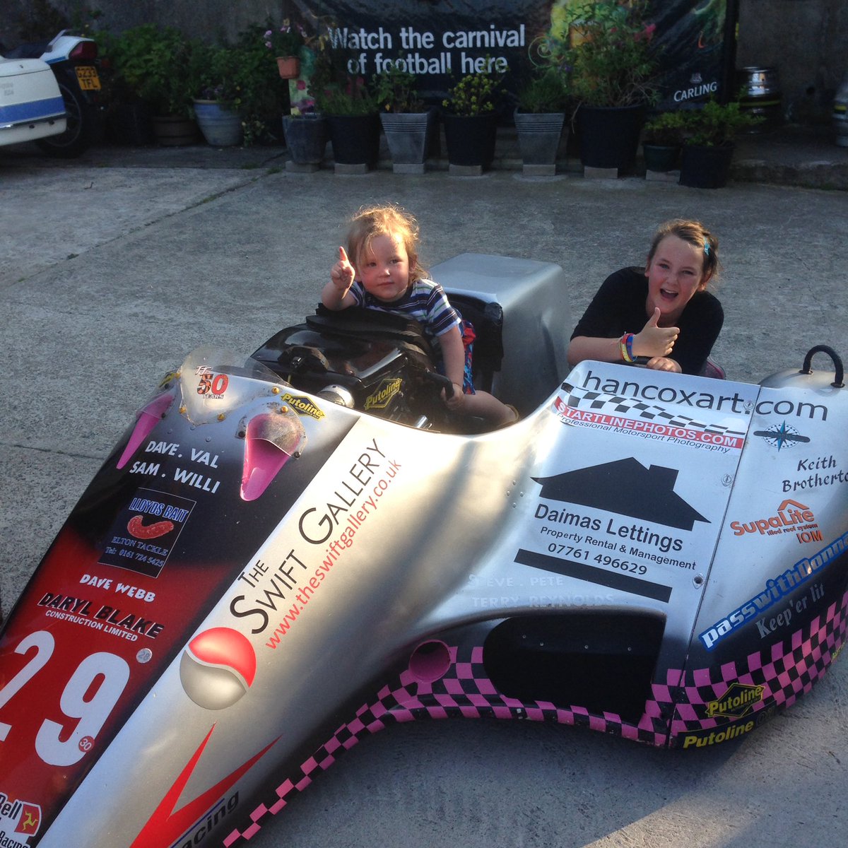 hannahshimmin's tweet photo. @yn_albert_plm Fo lane bieauid. At top speed. #gaelg #isleofman #manx #sidecars #iomtt2016 #iomtt https://t.co/GObGDRa8KP