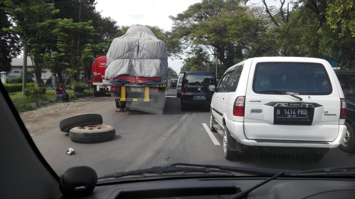 robiehamisena's tweet photo. Lalu lintas merambat karena Truk ngeban di raya driyorejo depan pabrik miwon lajur kiri arah surabaya @e100ss https://t.co/WCreJ8CNkC