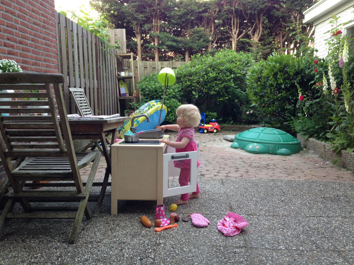 Wij zijn meteen begonnen, #IKEA keuken in de tuin en spelen maar. Het is nationale #buitenspeeldag!