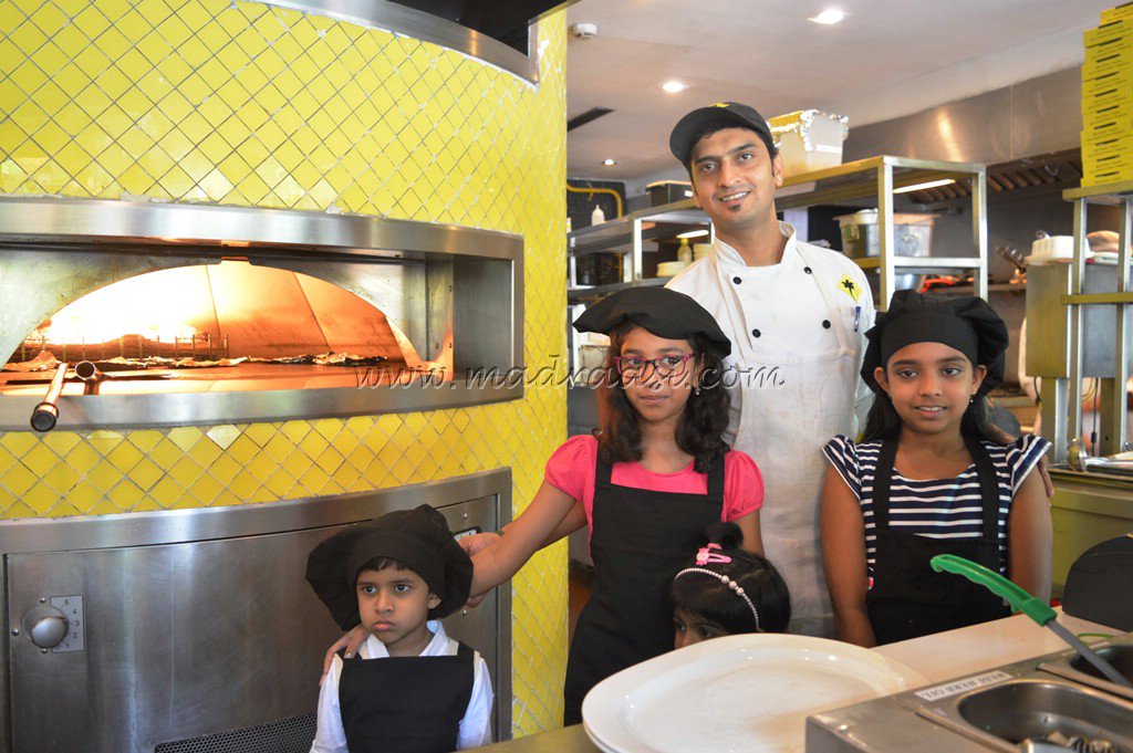 ImMadraasi's tweet photo. Kids #kitchentours wid @CPK_India #Bangalore #kids #Bengaluru #pizza #YoungChef #foodie #baking #mommy #BloggingGals https://t.co/XxvxRmIgzf