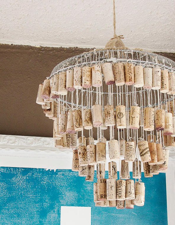 Ilumina tu casa con esta lámpara creada con corchos. ¡Brillante!
(imagen vía moxandfodder.com)
