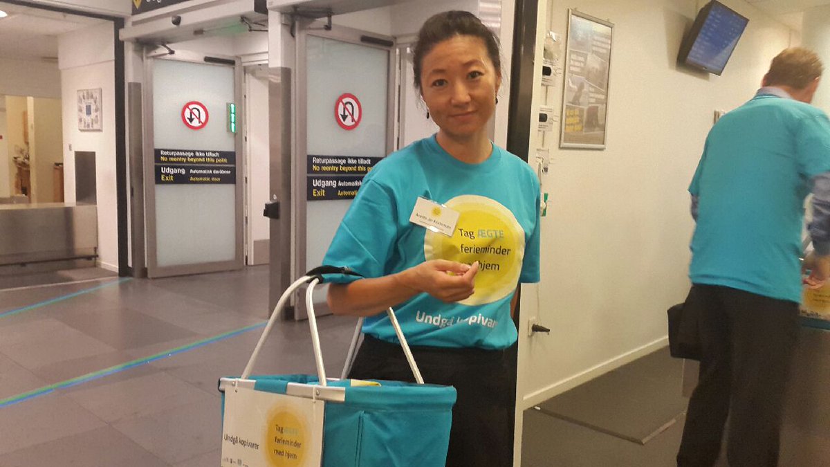 LarsArent's tweet photo. #ECCDK talks to travellers about #consumerrights and potential dangers when purchasing #counterfeit goods #ECC_Web https://t.co/8t1A6FezVU
