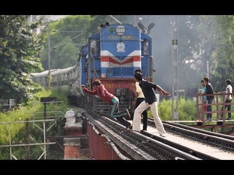 saveratimes's tweet photo. अगर आप भी करते हैं चलती ट्रेन तो संभल जाइए, एेसा हो सकता है हाल
#trainstunts https://t.co/5DeHThqbrz https://t.co/kr0zSUivki