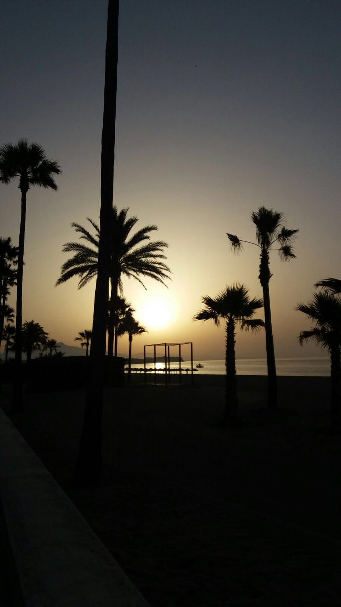 Migueloi93's tweet photo. Mi abuela Ana Mari Barrios Diaz os envía estas fotos del amanecer en Estepona (Málaga) @tiempobrasero @A3Noticias https://t.co/Ky41Fxc2nR