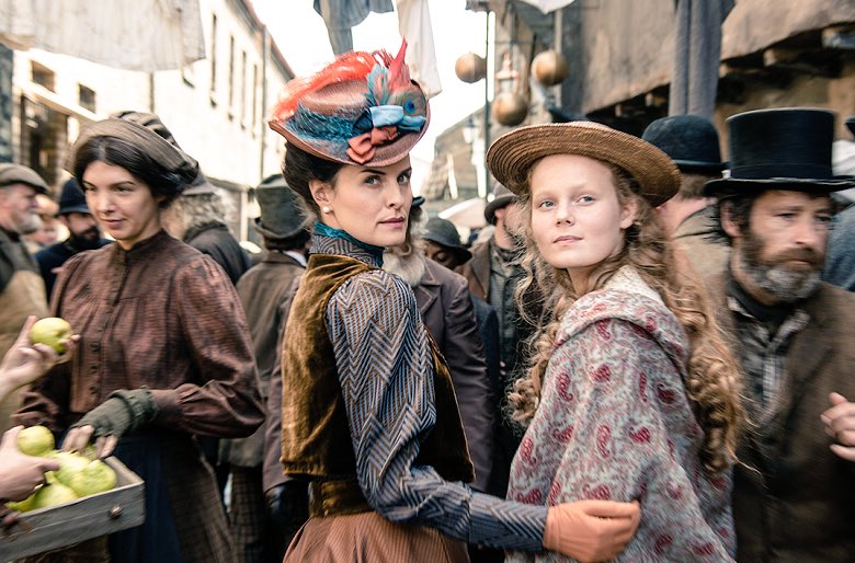 Thores柴本 装画家 人物 装飾衣装設計家 Axnミステリーにて リッパー ストリート 視聴 19世紀ロンドンが舞台 切り裂きジャック事件を追った実在の刑事をモデルに事件から半年後 其の要素を織り交ぜながら描くbbcのドラマ 衣装や 美術等中々良い感じ