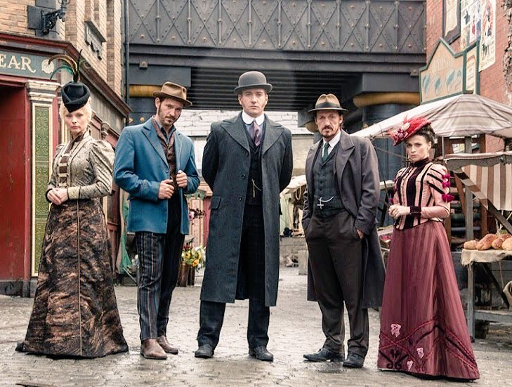 Thores柴本 装画家 人物 装飾衣装設計家 Axnミステリーにて リッパー ストリート 視聴 19世紀ロンドンが舞台 切り裂きジャック事件を追った実在の刑事をモデルに事件から半年後 其の要素を織り交ぜながら描くbbcのドラマ 衣装や 美術等中々良い感じ