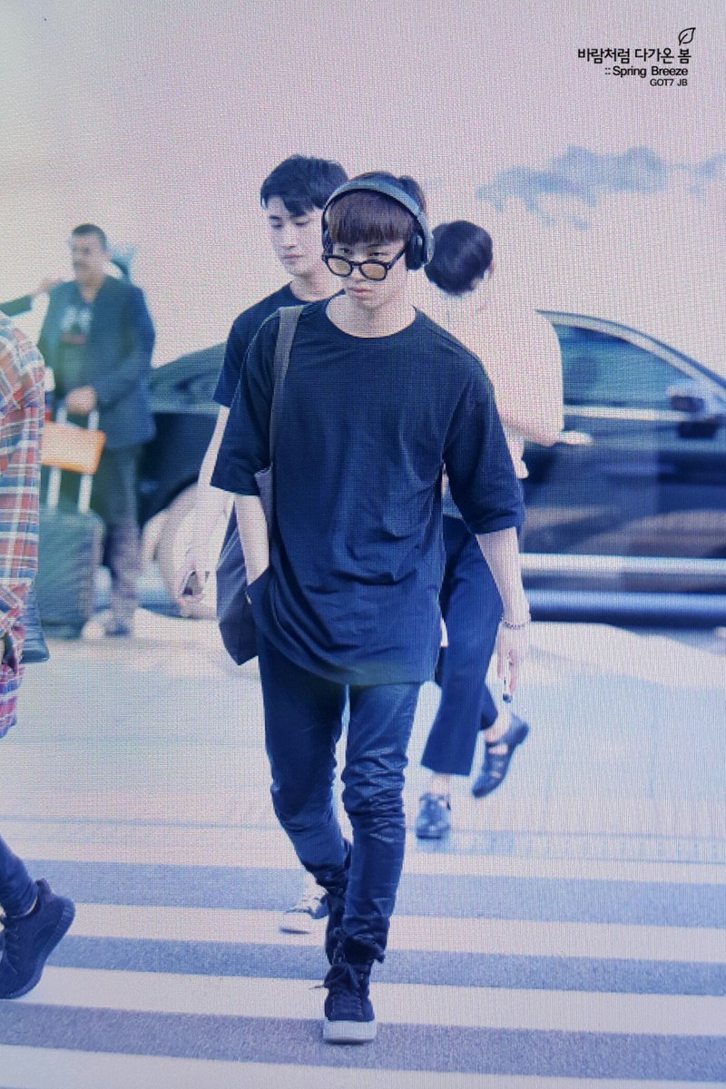 springbreeze16's tweet photo. 160608 인천공항 출국 길쭉 재버미 전신💕💕💕 #JB #재범 #GOT7 https://t.co/thBgSTzVRW
