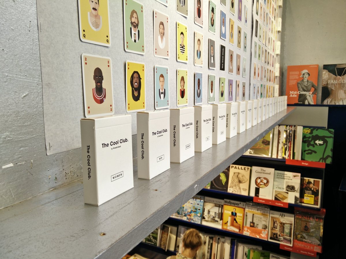 In de etalage van ons Nieuwscentrum: The Cool Club, speelkaarten met coole dudes en dudettes athenaeum.nl/magazines/