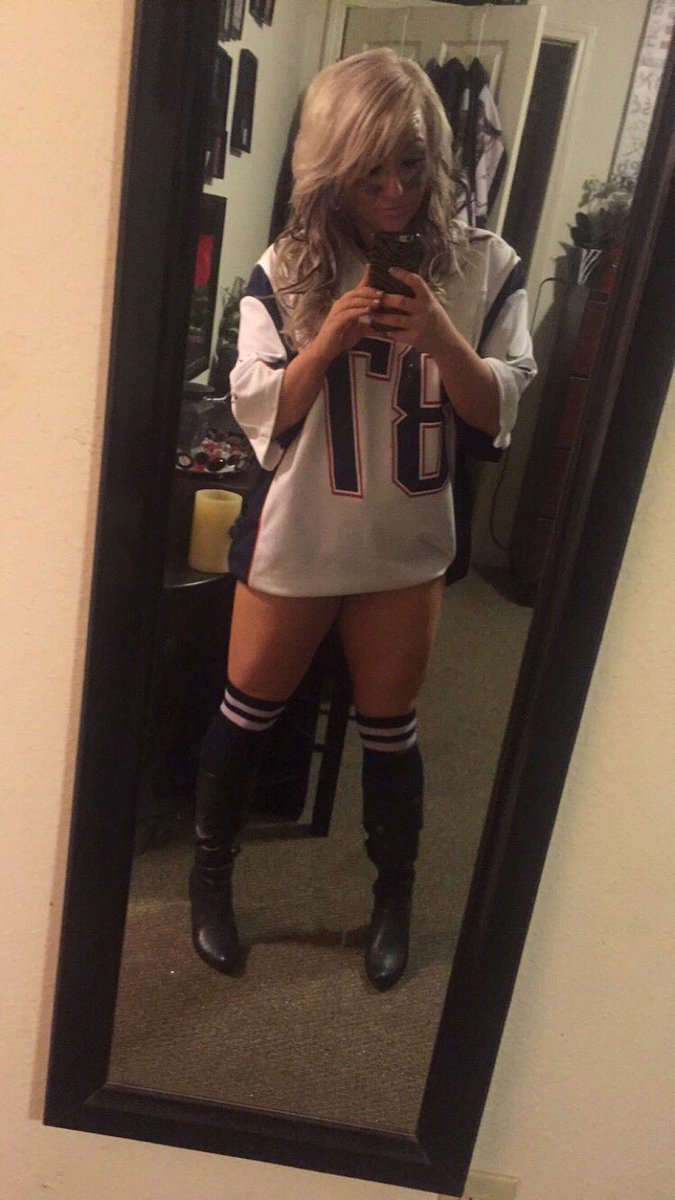 michellerose115's tweet photo. One day closer to football season🏈 #NFL #football #NewEngland #Patriots #gronkowski #number87 #tightend #Halloween https://t.co/Ng4bgDCohS