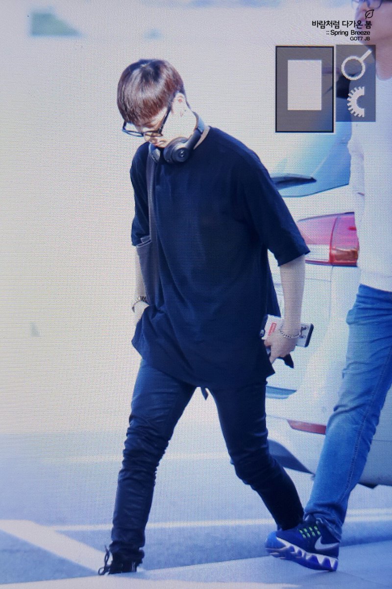 springbreeze16's tweet photo. 160608 인천공항 출국 길쭉 재버미 전신💕💕💕 #JB #재범 #GOT7 https://t.co/thBgSTzVRW