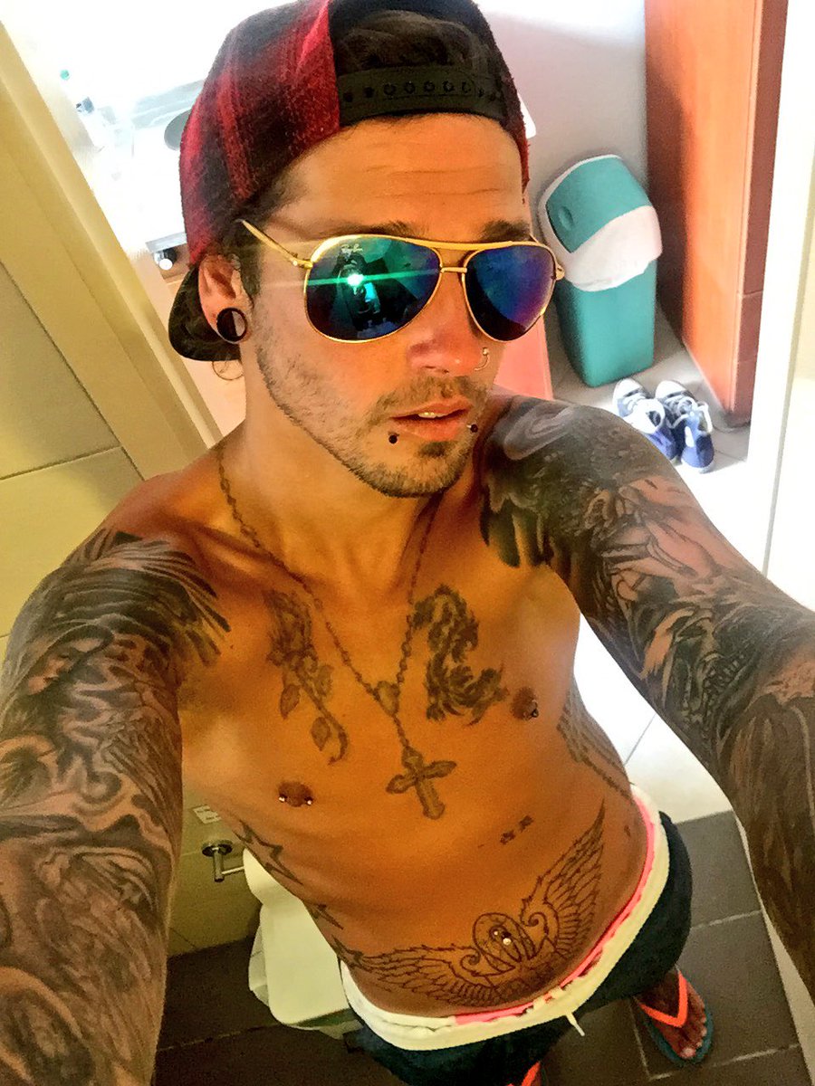 JamieHModel3's tweet image. #KavosHoliday #Kavos2016 #OasisBeachHotel #Club1830 #PinkPants #Suntan #RayBans #Snapback #Model