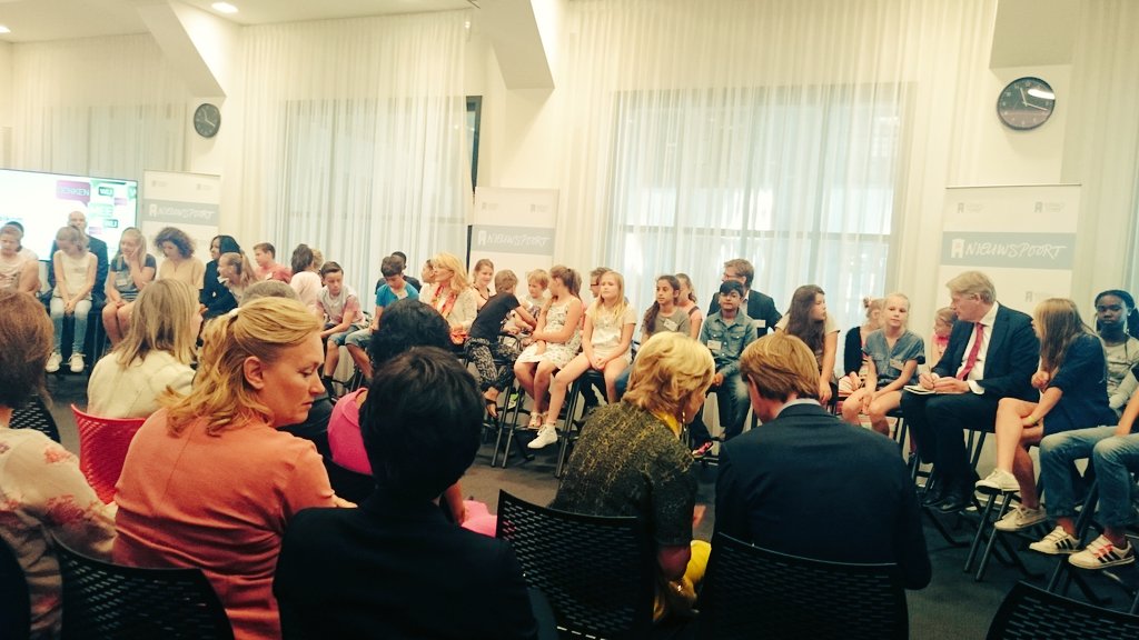 Jasjes dasjes en mantelpakjes ingeruild voor enthousiaste kids en jeugdjournaal op <a href="/nieuwspoort/">Nieuwspoort</a> @MissingChapterF