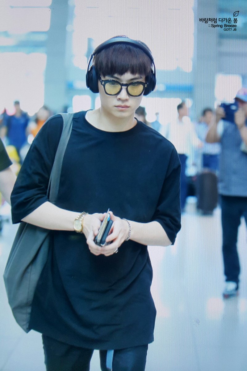 springbreeze16's tweet photo. 160608 인천공항 출국 😎👀🎧 밤토리얌💖 오늘 벨트는 파란색💙  #JB #재범 #GOT7 https://t.co/7mqyP1w9gH