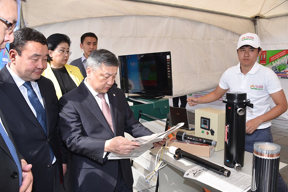 УИХ-ын дарга “Сайн хашаа” хөтөлбөрийг хэрэгжүүлэхэд оролцогч компаниудын үзэсгэлэнг сонирхов open.parliament.mn/content/9398.h…