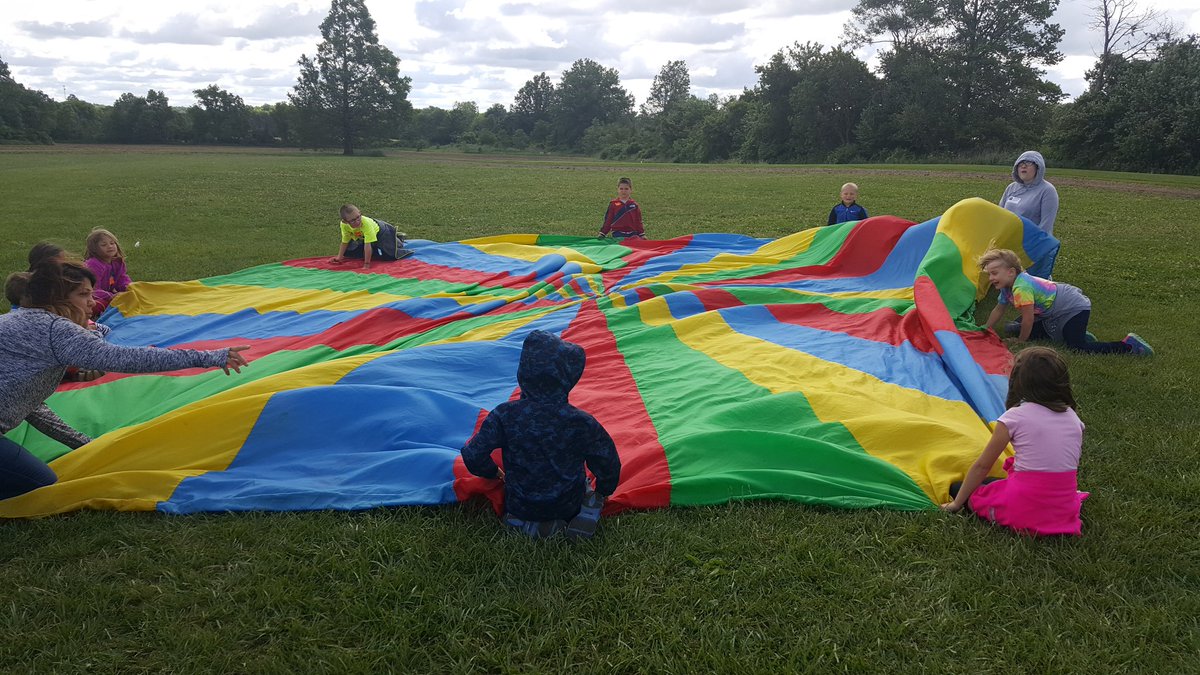 Falcon_update's tweet photo. Happy children everywhere at FES today! @PrincipalMudore #IamFirelands https://t.co/RPY6AdlO0w
