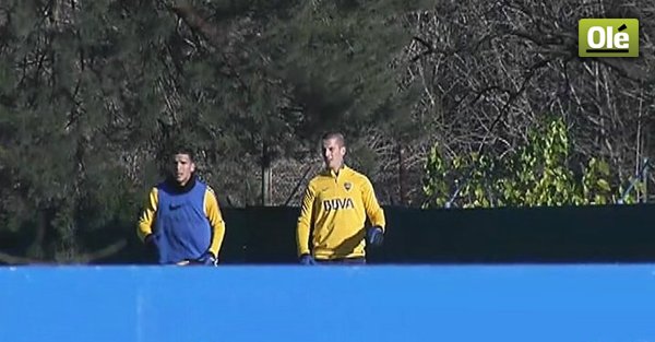 DiarioOle's tweet photo. Darío Benedetto, flamante tercer refuerzo de #Boca, se sumó a la pretemporada en Ezeiza ► https://t.co/XlYT8BS8Us https://t.co/sJoJL1yUgm