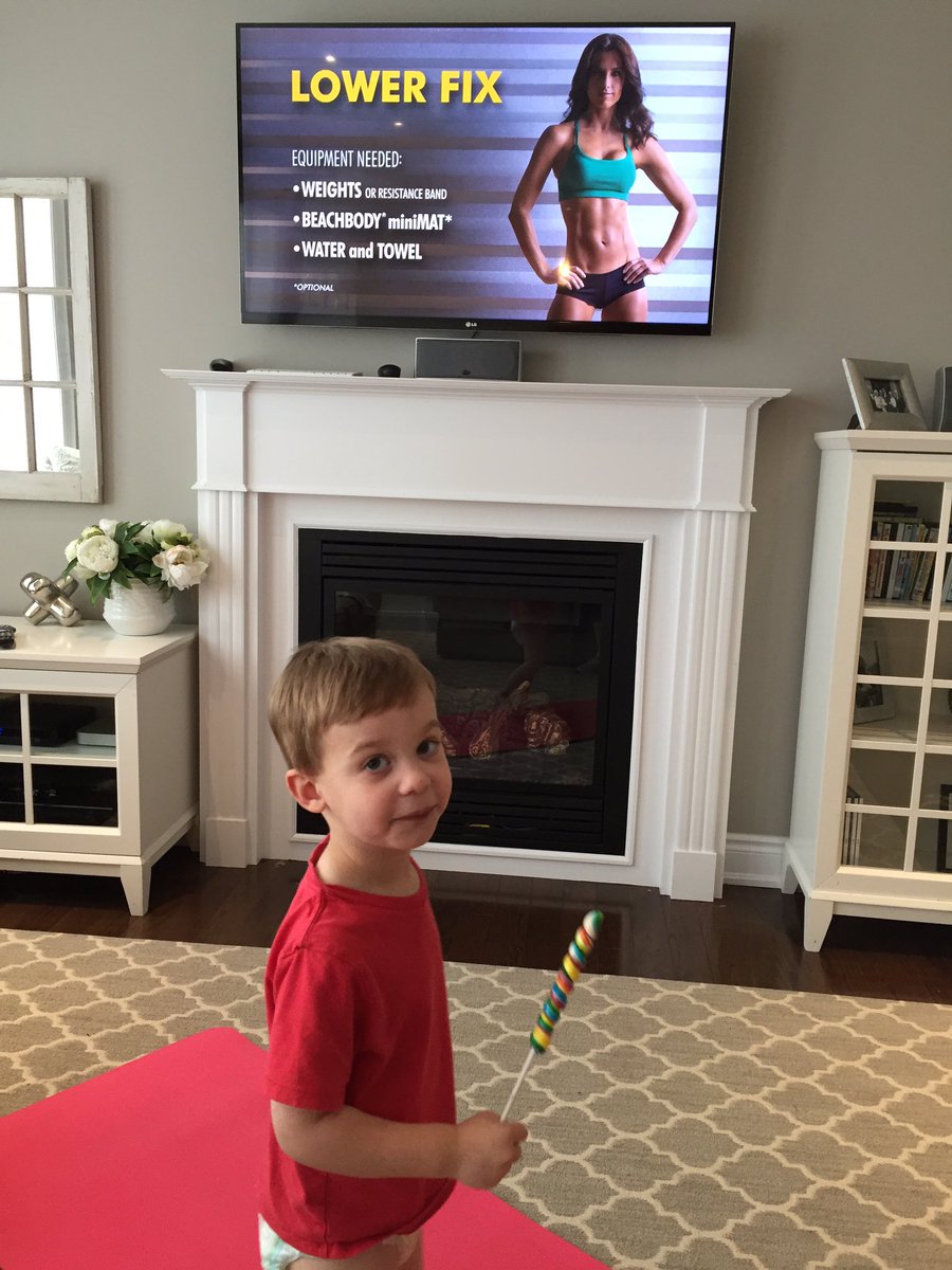 VMMgossip's tweet photo. @Beachbody @AutumnCalabrese @21DayFix candy eating 3 year old while i do lower fix #mmmmcandy #21dayfix #lowerfix https://t.co/M6h4NLUPbI