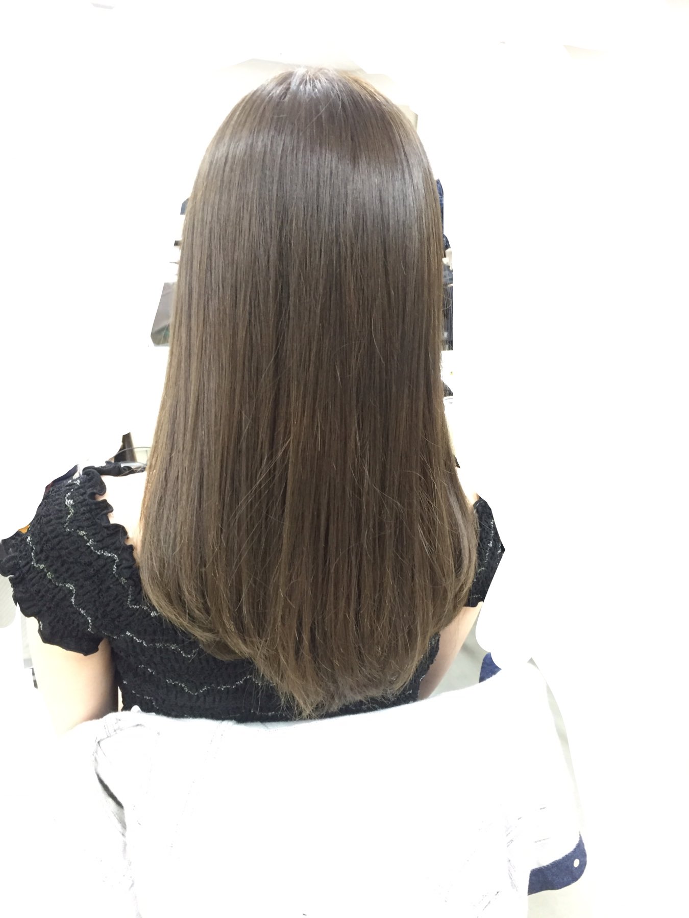 ひとみ まいやんと髪の毛カラーのオーダーが偶然まったく同じで1人で高まってる 毎回オリーブアッシュ系のオーダーしてるからブリーチしなくても色が綺麗に入るようになったのも一緒で1人で高まってる 私もこのくらいまで切りたくなる衝動に震えてる