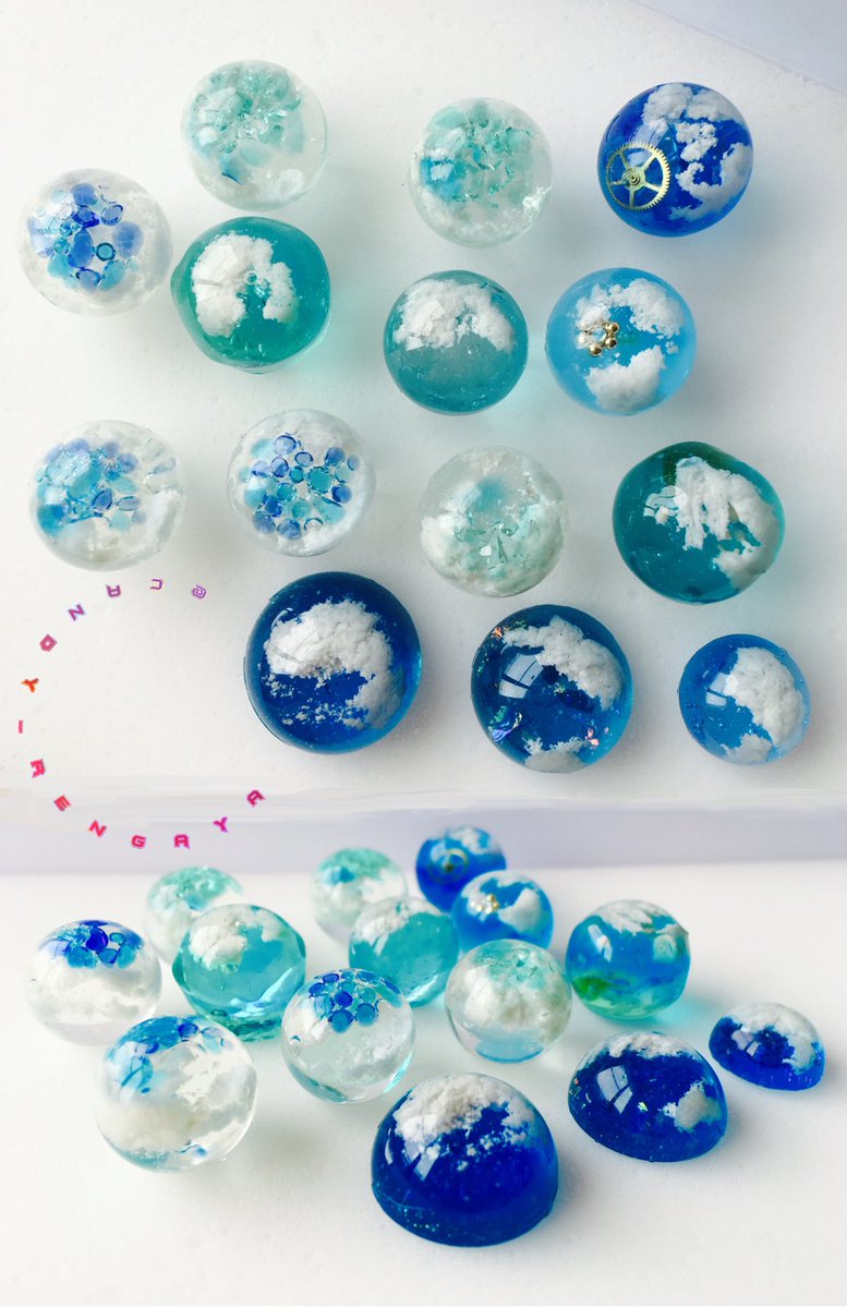 レジンbot 固定ツイ参照 Twitter પર 空をイメージしたレジンです いつでも側に青空があったらいいなと思い小さな球体に空を閉じ込めてみました 製作者 Candy Rengaya T Co Kktyeqory9
