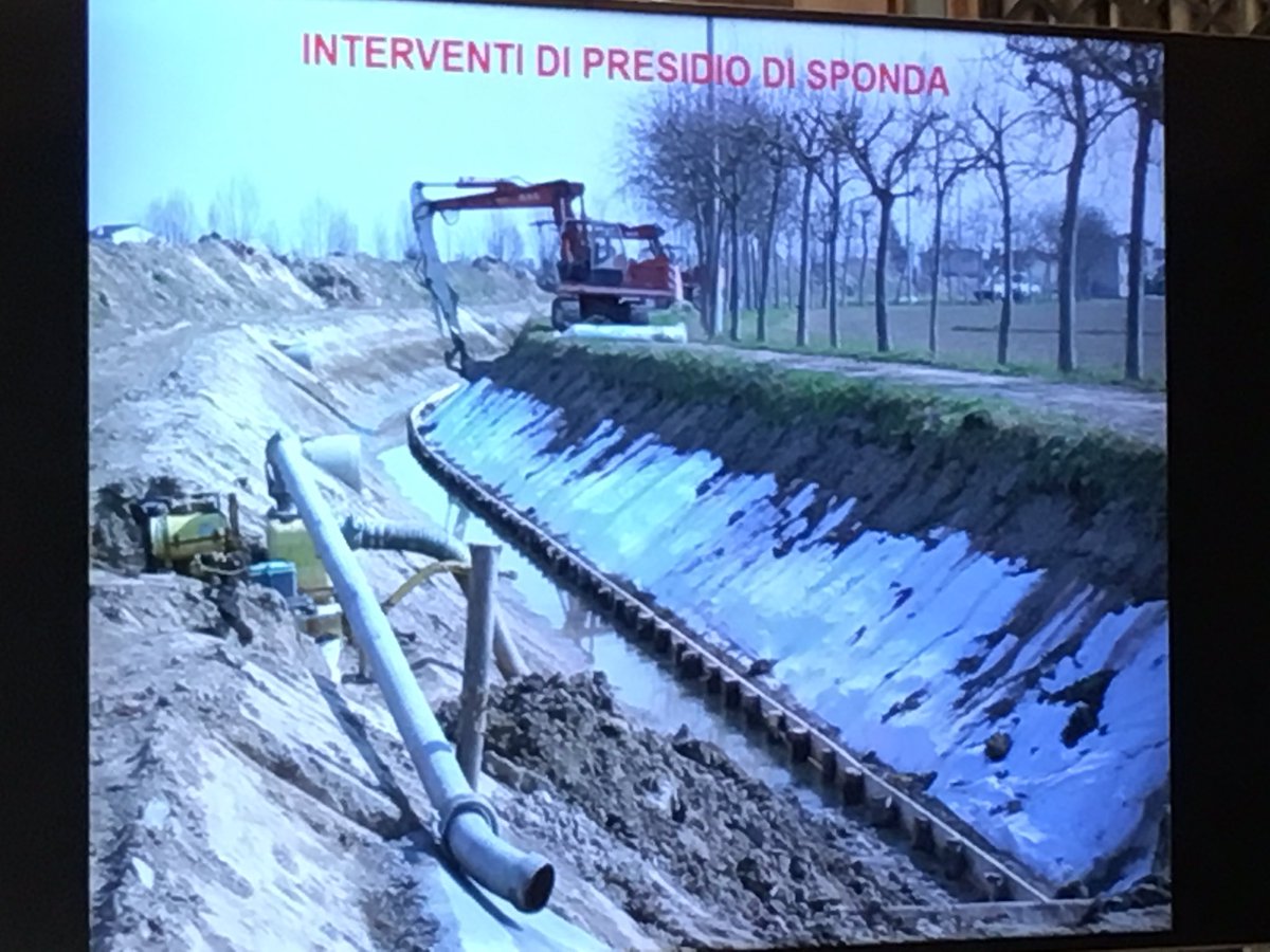 AnbiVeneto's tweet photo. Alcuni interventi di manutenzione degli argini del Consorzio di #bonifica Adige Euganeo @COWM16  @italia_sicura https://t.co/HXZM7pLBnW