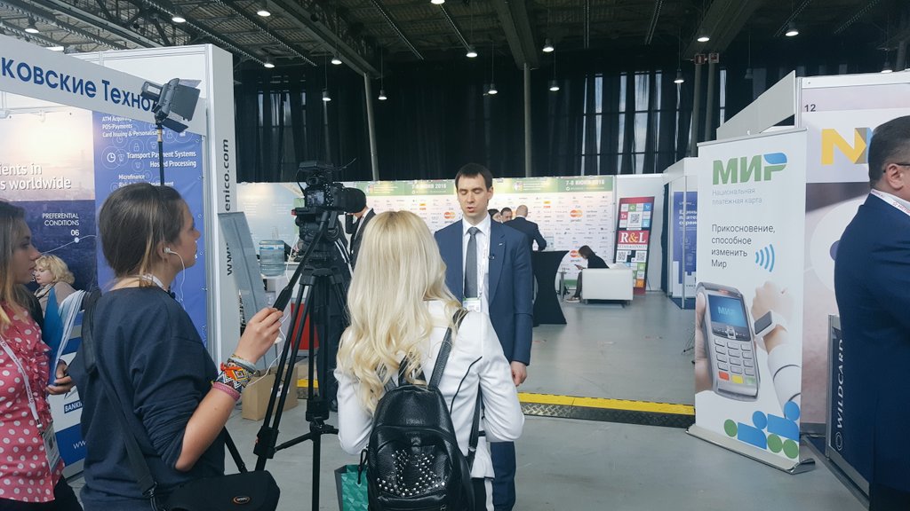 PLUSworld_ru's tweet photo. Не отпускаем наших спикеров без мини-интервью #ecom2016 https://t.co/83UOP0mXkx