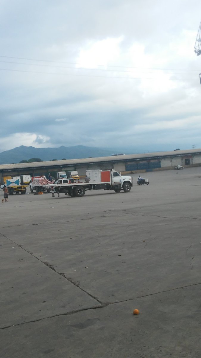 Mamelucho's tweet photo. la corrupcion d 3 camiones d arroz desviados para ser vndidos a 30 en el mayorista @sundde_ve @trafficVALENCIA https://t.co/ZTd5t8K7EU