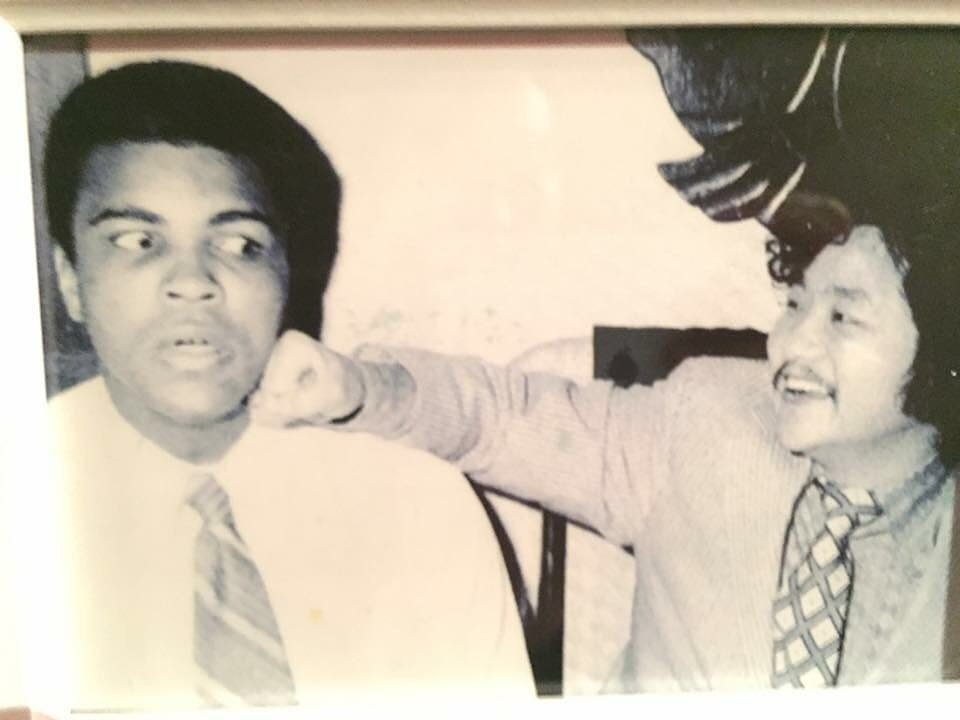 Another epic photo of my pops and my favorite boxer of all time the champ #MuhammadAli. https://t.co/QhodjxQybQ