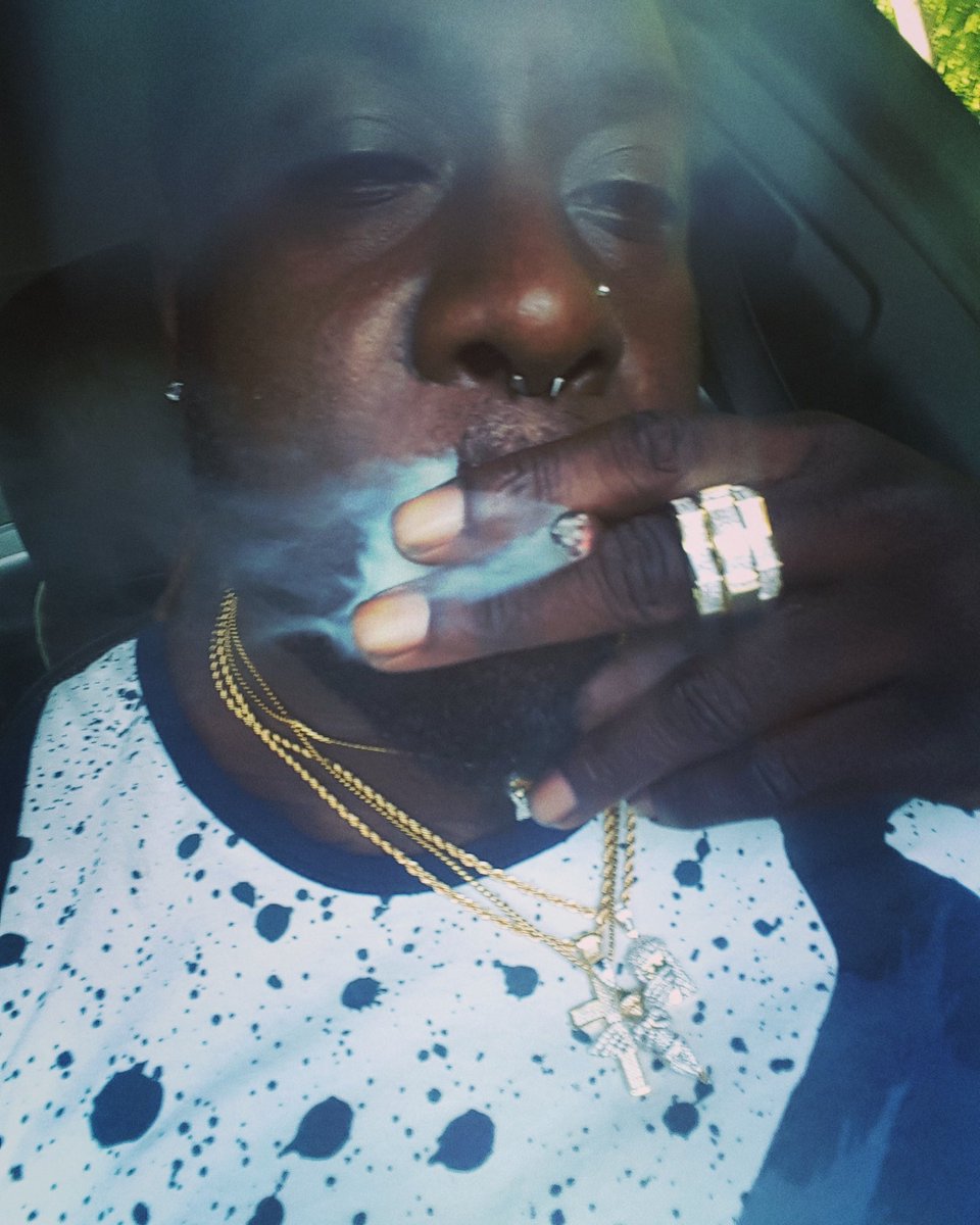 KatchKentrell's tweet image. IN CASE YOU NIGGAZ 4 GOT I'M A RASTA BITCH I KEEP A MACHETE