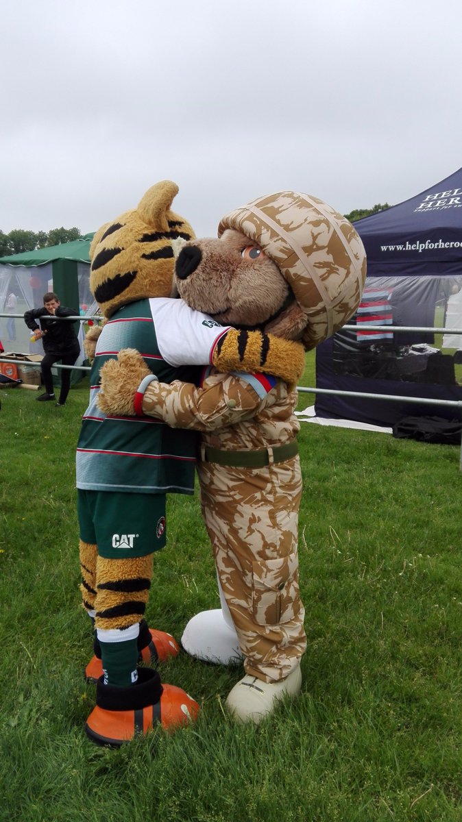 Derbyshire_H4H's tweet photo. @herothebear sharing mascot tips &amp; <3 with @LeicesterTigers #Welford thanks to Ian from @GE_Energy and all #Warks https://t.co/fIKQDBUAUP