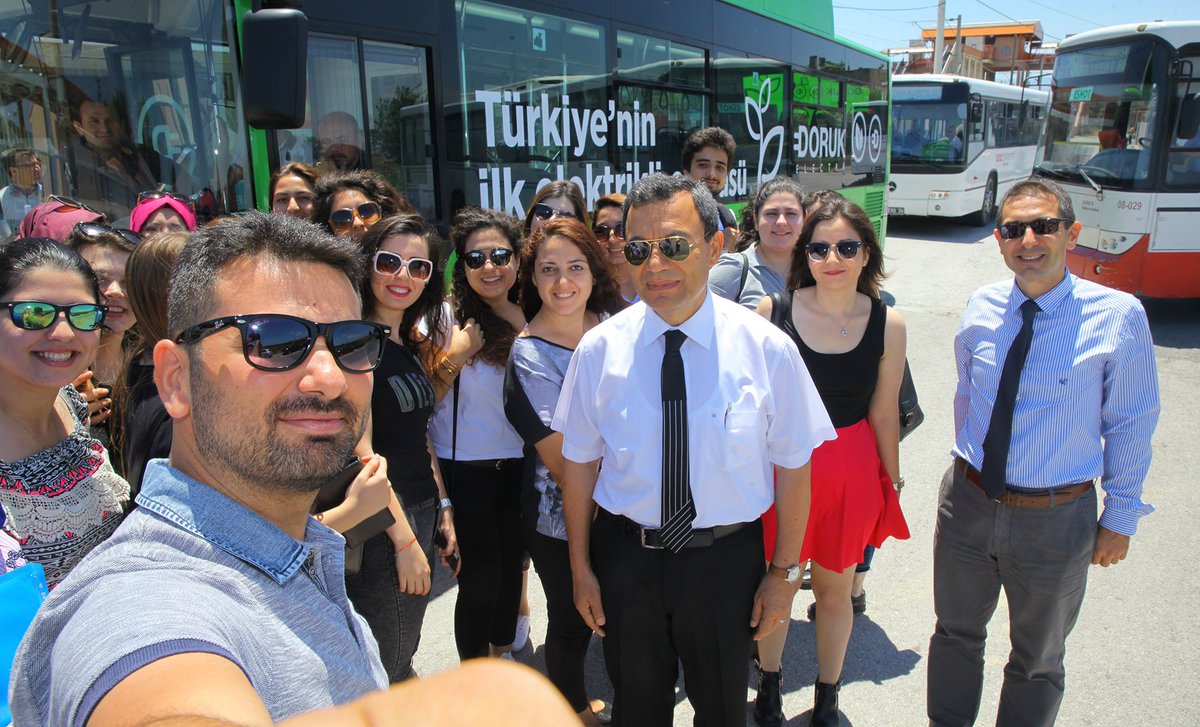 gedizuniversity's tweet photo. Çevreci kampüse çevreci otobüs. Türkiye’nin ilk elektrikli otobüsüyle ilk ring servisimizi Rektörümüz ile yaptık. https://t.co/0vo1cEXXXK