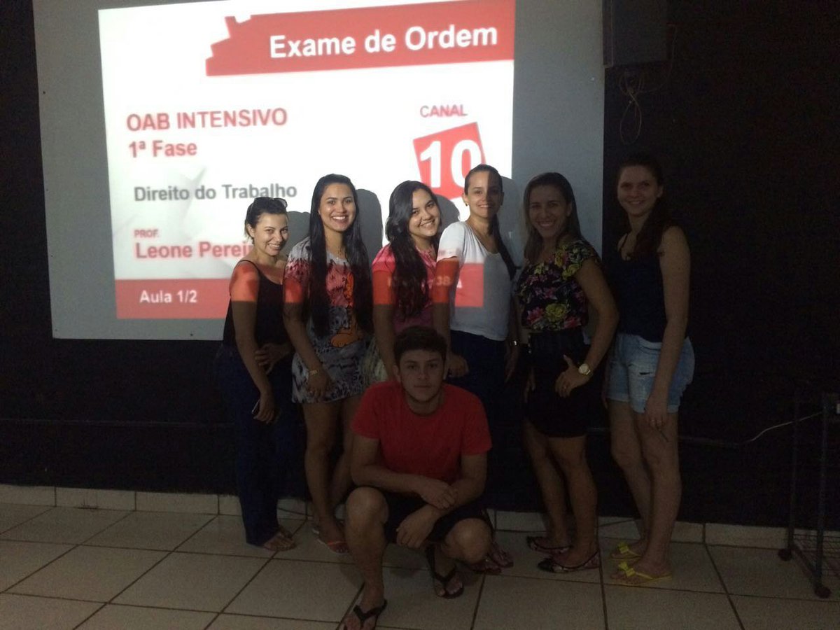 PablinneOliver's tweet photo. B diaa!! Aguardando sua aula professor  
Manda beeijo para gente! Abços unidade Colinas do Tocantins :D @ProfLeone https://t.co/ch0bfz2F31