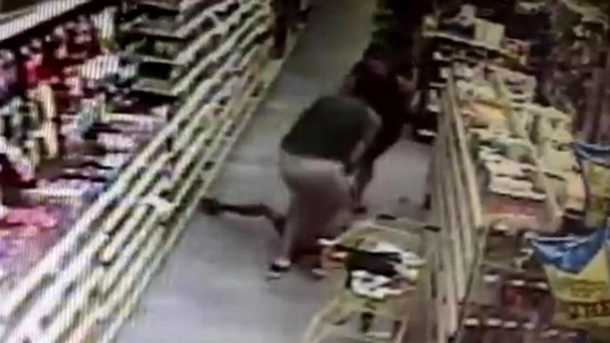 NBCNews's tweet photo. See the alarming moment a mom saved her 13yo daughter from kidnapping in grocery store https://t.co/3pXdeSUeaI https://t.co/trbj6U71ws